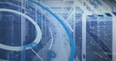 Sunucular üzerinde işlem çemberi ve matematik formüllerinin animasyonu. Veri işleme, iletişim, matematik, enformatik ve teknoloji konsepti dijital olarak oluşturulmuş video.