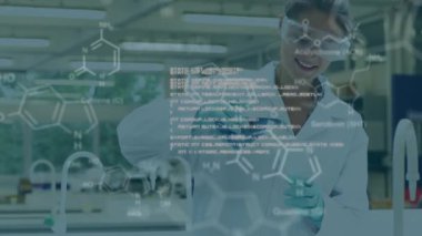 Laboratuvardaki beyaz kadın bilim adamı üzerinde veri işleme ve kimyasal formülün animasyonu. Küresel bilim, bilgisayar ve dijital arayüz kavramı dijital olarak oluşturulmuş video.