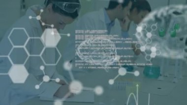 Laboratuvardaki çeşitli bilim adamları üzerinde veri işleme ve dijital beynin animasyonu. Küresel bilim, bilgisayar ve dijital arayüz kavramı dijital olarak oluşturulmuş video.