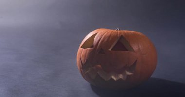 Siyah arka planda balkabağı animasyonu. Cadılar bayramı, sonbahar, kutlama ve geleneksel konsept dijital olarak oluşturulmuş video.