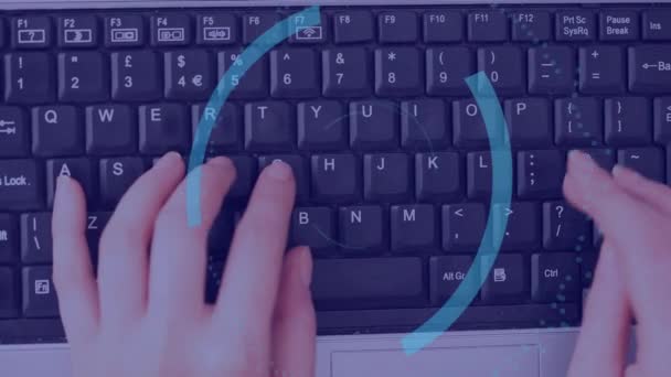 ノートパソコンに入力する白人女性の手の上に南京錠付きのデジタルクラウドのアニメーション ネットワーク データセキュリティ デジタル安全コンセプトデジタル生成ビデオ — ストック動画