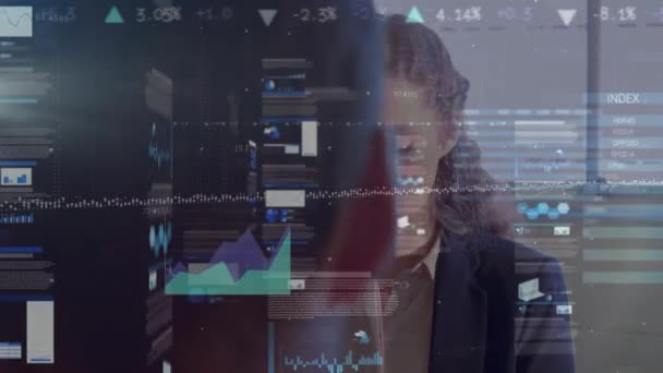 多様なビジネス人に対する金融データ処理のアニメーション グローバルビジネス コンピューティング デジタルインターフェースの概念デジタル生成されたビデオ — ストック動画