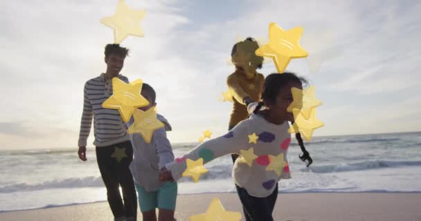 Animation Étoiles Sur Une Famille Hispanique Heureuse Sur Plage Noel — Video