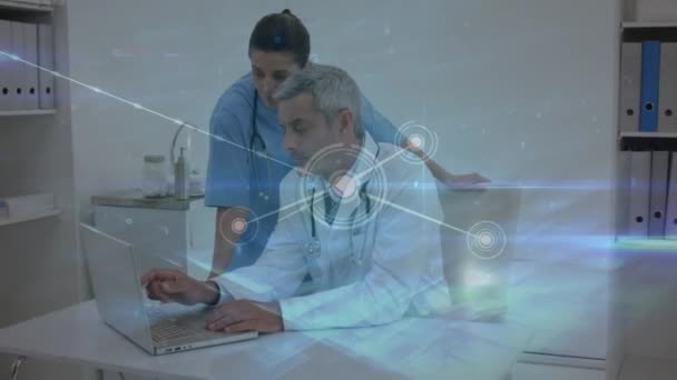 ノートパソコン上で議論されている白人医師の上に線とレンズフレアに接続された点のアニメーション デジタル複合材 複数の露出 チームワーク コミュニケーション テクノロジーの概念 — ストック動画