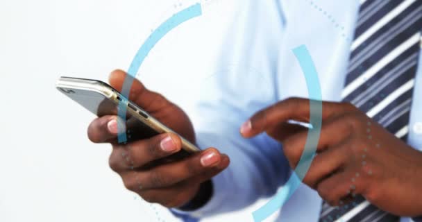 スマートフォンを使用してアフリカ系アメリカ人男性の手の上に電子メールアイコンと円のアニメーション ネットワーク データセキュリティ デジタル安全コンセプトデジタル生成ビデオ — ストック動画