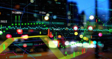 Gece trafiğine karşı finansal veri işleme görüntüsü. Küresel finans ve iş teknolojisi kavramı