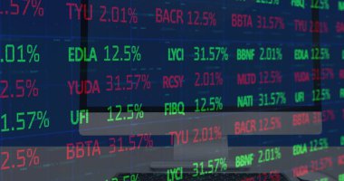 Bir masaüstü bilgisayarının kapatılmasına karşı borsa veri işleme resmi. Küresel ekonomi ve iş teknolojisi kavramı