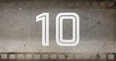 Eski gri negatif kamera filmi, fotokopi uzayı üzerine beyaz renkli 10 numaralı metnin birleşimi. Rakamlar, sayma, soyut, retro, antika ve fotoğraf konsepti.