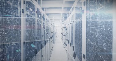 Sunucuların üzerindeki işleme çemberi ve matematik formüllerinin resmi. Veri işleme, iletişim, matematik, enformatik ve teknoloji konsepti dijital olarak oluşturuldu.