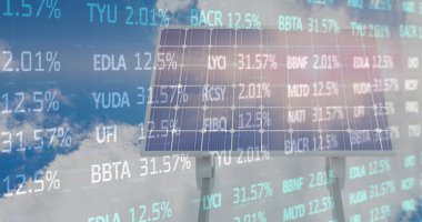Mavi gökyüzüne karşı güneş paneli üzerinde işlenen borsa verilerinin görüntüsü. Küresel ekonomi ve güneş enerjisi teknolojisi kavramı