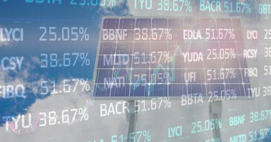 Mavi gökyüzüne karşı güneş paneli üzerinde işlenen borsa verilerinin görüntüsü. Küresel ekonomi ve güneş enerjisi teknolojisi kavramı