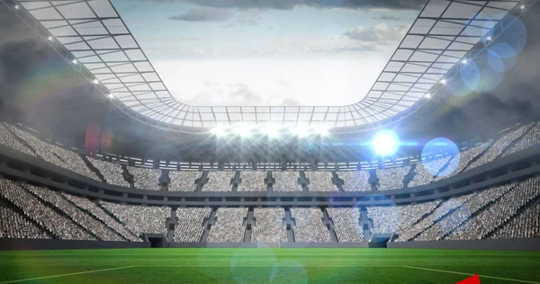 空に輝くスタジアムライトの複合体 コピースペース サッカー場 レンズぼやけた スポーツと競争の概念 — ストック写真