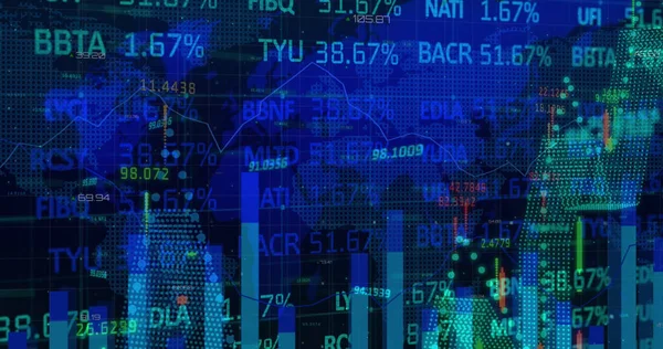 青い背景に世界地図上の金融データ処理と株式市場のイメージ グローバル技術 デジタルインターフェースの概念デジタル生成された画像 — ストック写真