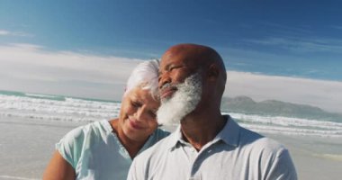 Sahilde kucaklaşan mutlu son sınıf melez çifti üzerine mutlu Noel animasyonu. Noel, gelenek, kutlama ve aile zamanı konsepti dijital olarak oluşturulmuş video.