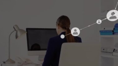 Kafkasyalı iş kadınının telefonda konuştuğu dikiz aynasındaki çizgilerle bağlantılı profillerin animasyonu. Dijital bileşik, çoklu pozlama, ofis, iş, iletişim ve teknoloji kavramı.
