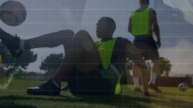 Çeşitli futbol oyuncuları üzerinde veri işleme animasyonu. Spor ve dijital arayüz konsepti dijital olarak oluşturulmuş video.