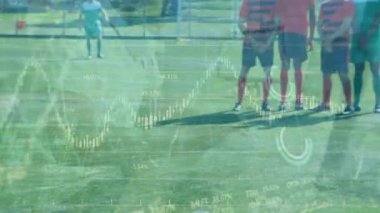 Çeşitli futbol oyuncuları üzerinde veri işleme animasyonu. Spor ve dijital arayüz konsepti dijital olarak oluşturulmuş video.