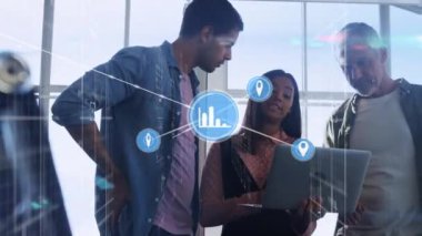 Ofisteki çeşitli iş adamlarıyla olan bağlantıların animasyonu. Küresel iş ve dijital arayüz kavramı dijital olarak oluşturulmuş video.