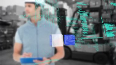 Depodaki beyaz erkek işçinin veri işleme ve küplerinin animasyonu. Küresel gönderim, dağıtım ve dijital arayüz kavramı dijital olarak oluşturulmuş video.