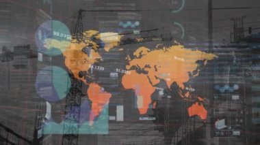 Şehirdeki modern binalar üzerinde haritalar, rakamlar ve kodlarla bilgi arayüzü animasyonu. Dijital bileşik, çoklu pozlama, küresel, veritabanı ve teknoloji kavramı.