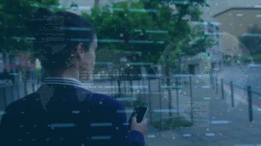 Akıllı telefon kullanan çift ırklı iş kadını üzerindeki dünya haritası ve dünya haritası ile veri işleme animasyonu. Küresel iş, finans ve dijital arayüz kavramı dijital olarak oluşturulmuş video.