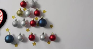 Yılbaşı hediyeleri üzerine neşeli metin animasyonu. Noel ve dijital arayüz kavramı dijital olarak oluşturulmuş video.