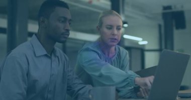 Ofisteki çeşitli iş adamlarının 6G metinlerinin animasyonu. Küresel iş ve dijital arayüz kavramı dijital olarak oluşturulmuş video.