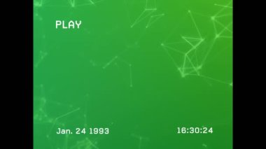 Yeşil arkaplandaki bağlantı ağı üzerindeki parazitin canlandırılması. Küresel teknoloji, bağlantılar ve dijital arayüz konsepti dijital olarak oluşturulmuş video.