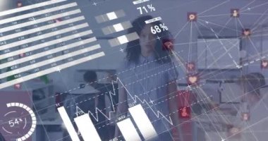 Ofisteki çeşitli iş adamları üzerinde veri işleme animasyonu. Küresel iş ve dijital arayüz kavramı dijital olarak oluşturulmuş video.