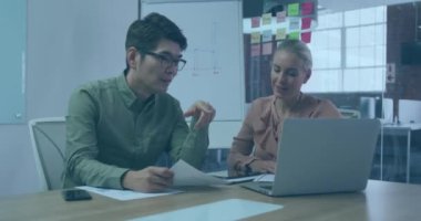 Ofisteki çeşitli iş adamlarının üzerinde hareket eden şekillerin animasyonu. Küresel iş ve dijital arayüz kavramı dijital olarak oluşturulmuş video.