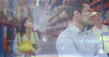 Depodaki çeşitli işçiler üzerinde dünya haritasıyla veri işleme animasyonu. Küresel gönderim, dağıtım ve dijital arayüz kavramı dijital olarak oluşturulmuş video.