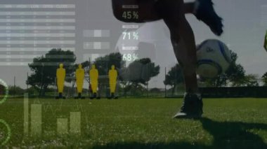 Çeşitli futbol oyuncuları üzerinde veri işleme animasyonu. Spor ve dijital arayüz konsepti dijital olarak oluşturulmuş video.