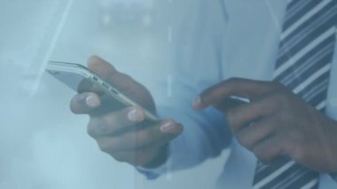 Afro-Amerikan iş adamının akıllı telefon kullanarak caddede araba animasyonu. Küresel iş, teknoloji ve dijital arayüz kavramı dijital olarak oluşturulmuş video.