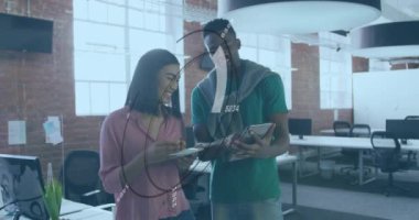 Ofisteki çeşitli iş adamlarını tarayan bir animasyon. Küresel iş ve dijital arayüz kavramı dijital olarak oluşturulmuş video.