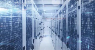 Bilgisayar sunucu odasına karşı matematik denklemleri ve veri işleme animasyonları. Bilgisayar arayüzü ve iş veri depolama teknolojisi kavramı