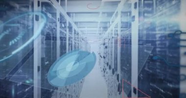 Bilgisayar sunucu odasına karşı matematik denklemleri ve veri işleme animasyonları. Bilgisayar arayüzü ve iş veri depolama teknolojisi kavramı