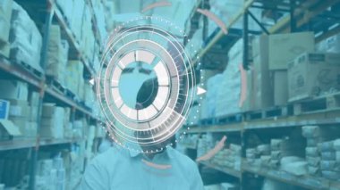 Depodaki beyaz erkek işçinin veri işleme animasyonu. Küresel iş ve dijital arayüz kavramı dijital olarak oluşturulmuş video.