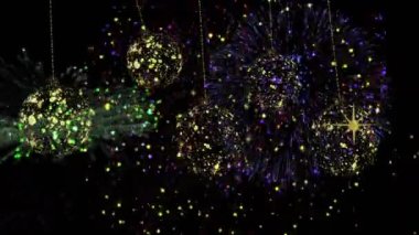 Siyah zemin üzerinde havai fişek gösterisi. Noel, kış, gelenek ve yeni yıl konsepti dijital olarak oluşturulmuş video.