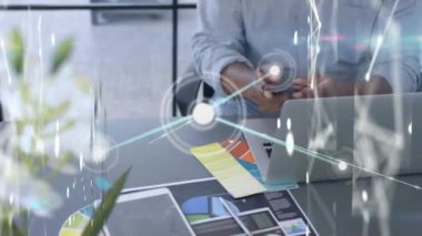 Ofisteki melez iş adamlarıyla olan bağlantıların animasyonu. Küresel iş ve dijital arayüz kavramı dijital olarak oluşturulmuş video.