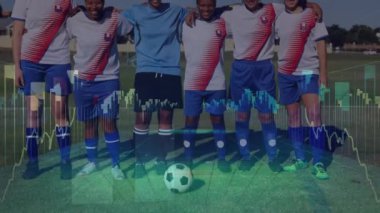 Çeşitli futbol oyuncuları üzerinde veri işleme animasyonu. Spor ve dijital arayüz konsepti dijital olarak oluşturulmuş video.