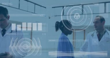 Hastanedeki çeşitli doktorlarda veri işleme animasyonu. Küresel tıp, sağlık ve dijital arayüz kavramı dijital olarak üretilen video.
