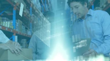 Depodaki çeşitli işçiler üzerinde veri işleme animasyonu. küresel iş ve dijital arayüz kavramı dijital olarak oluşturulmuş video.