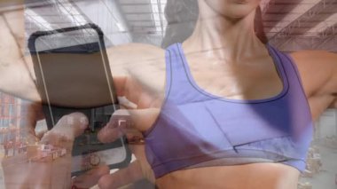 Deponun üzerinde akıllı telefon ve beyaz kadın kullanan ellerin animasyonu. Küresel gönderim, dağıtım ve dijital arayüz kavramı dijital olarak oluşturulmuş video.