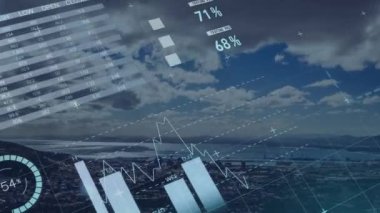 Dağ, deniz ve bulutlu gökyüzü ile şehrin havadan görüntüsü üzerinde bilgi arayüzü animasyonu. Dijital bileşik, çoklu pozlama, veritabanı, finans, küresel, binalar, manzara ve teknoloji.