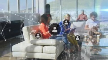 Ofisteki çeşitli iş adamlarıyla olan bağlantıların animasyonu. Küresel iş ve dijital arayüz kavramı dijital olarak oluşturulmuş video.