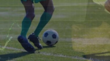 Çeşitli futbol oyuncuları üzerinde veri işleme animasyonu. Spor ve dijital arayüz konsepti dijital olarak oluşturulmuş video.