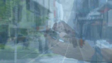 Afro-Amerikan bir adamın üzerinde akıllı telefon kullanarak yürüyen insanların animasyonu. Küresel iş, teknoloji ve dijital arayüz kavramı dijital olarak oluşturulmuş video.