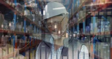 Depodaki beyaz erkek işçiyle ilgili finansal veri işleme animasyonu. Küresel gönderim, dağıtım ve dijital arayüz kavramı dijital olarak oluşturulmuş video.