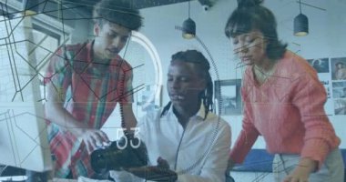 Ofisteki bilgisayarla ilgili tartışan çeşitli meslektaşların veri işleme ve küresinin animasyonu. İş teknolojisi kavramı