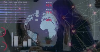 Kafkas iş adamlarının ofislerinde veri işleme animasyonu. Küresel iş ve dijital arayüz kavramı dijital olarak oluşturulmuş video.